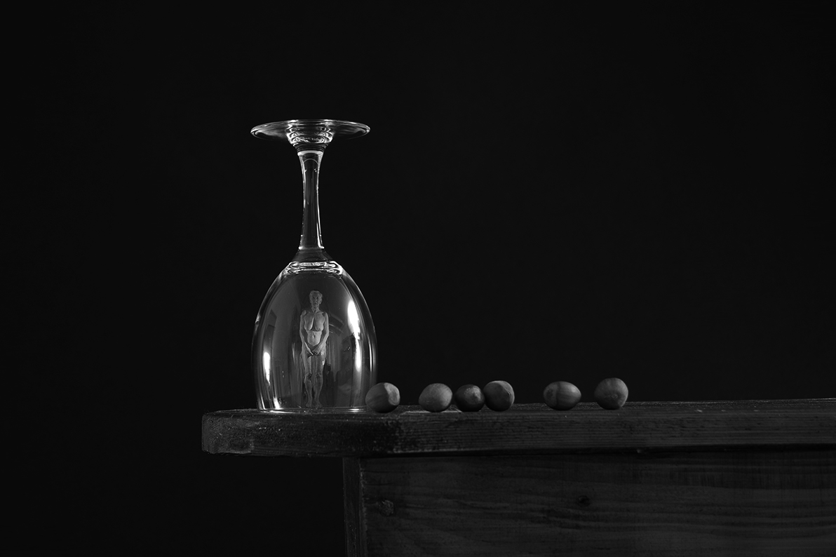 naakt in een glas met hazelnoten